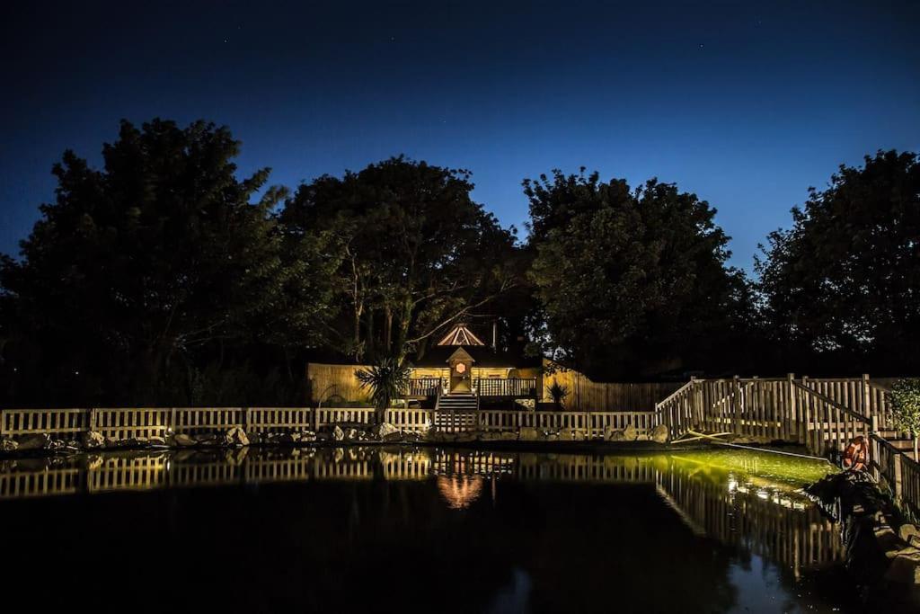 Romantic Treehouse With Hot Tub & Bbq Lodge Praze an Beeble Exterior photo