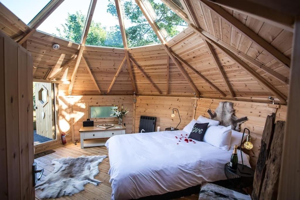Romantic Treehouse With Hot Tub & Bbq Lodge Praze an Beeble Exterior photo