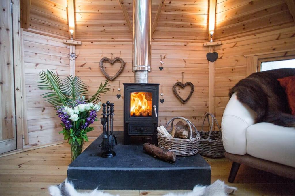 Romantic Treehouse With Hot Tub & Bbq Lodge Praze an Beeble Exterior photo